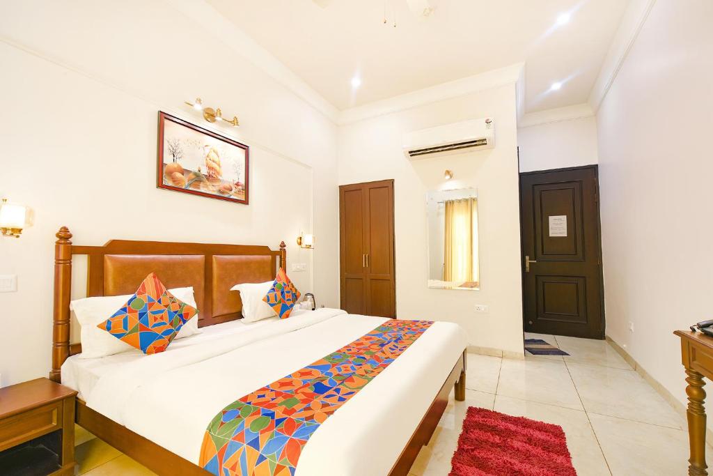 een slaapkamer met een groot bed in een kamer bij FabHotel K9 Inn in Ludhiana