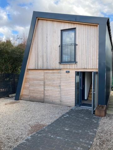 ノース・バラチュリッシュにあるTigh Na Beitheの窓とドアのある大きな建物