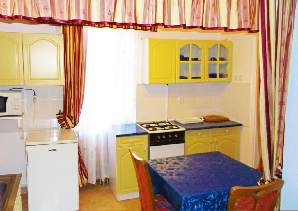 Kuchyňa alebo kuchynka v ubytovaní Arany Barokk Apartman