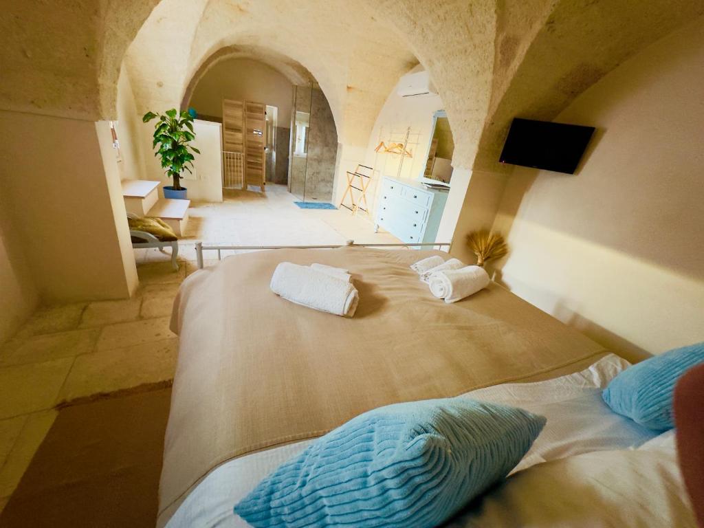 1 dormitorio con 1 cama grande y 2 almohadas en Al Palazzotto, en Fasano