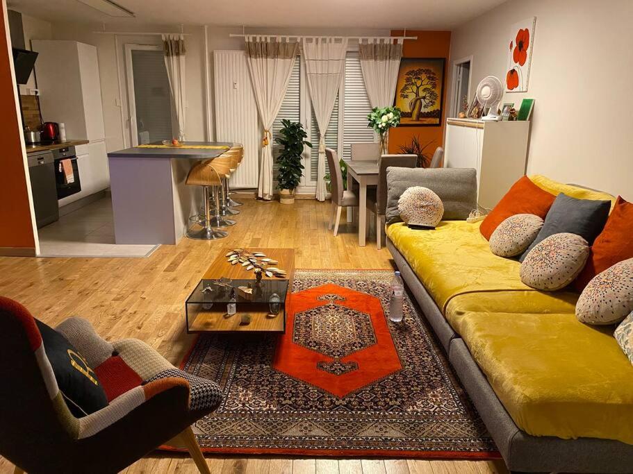 un salon avec un canapé jaune et une table dans l'établissement Angele Stephen, à Nice