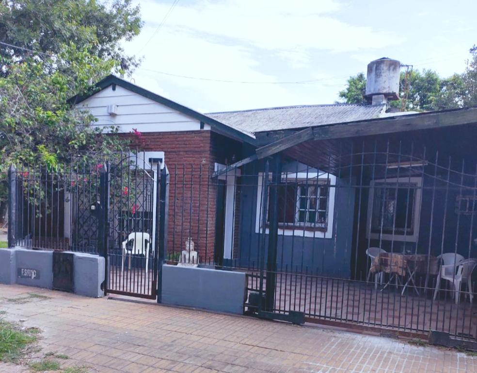 Casa azul con puerta y patio en Hostel Dakini en Lomas de Zamora