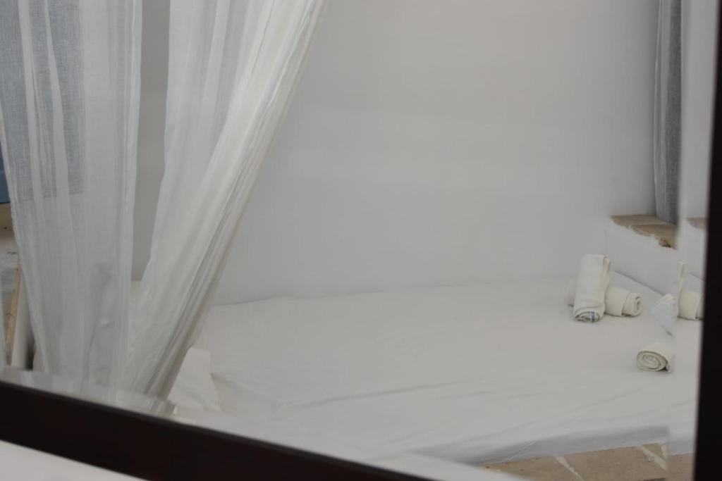 baño con cortina blanca y bañera en Patmos Cute Seafront Studio Escape for 2, en Patmos