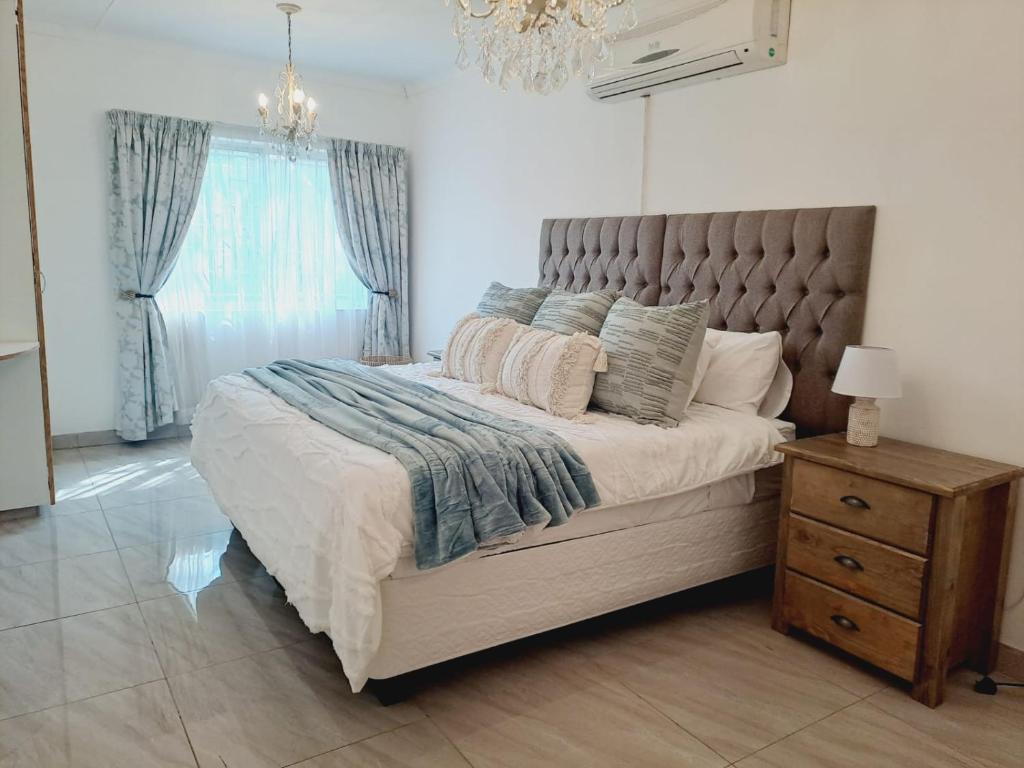 um quarto com uma cama grande, uma cómoda e uma janela em El Seuno de África -The dream of Africa em St. Lucia