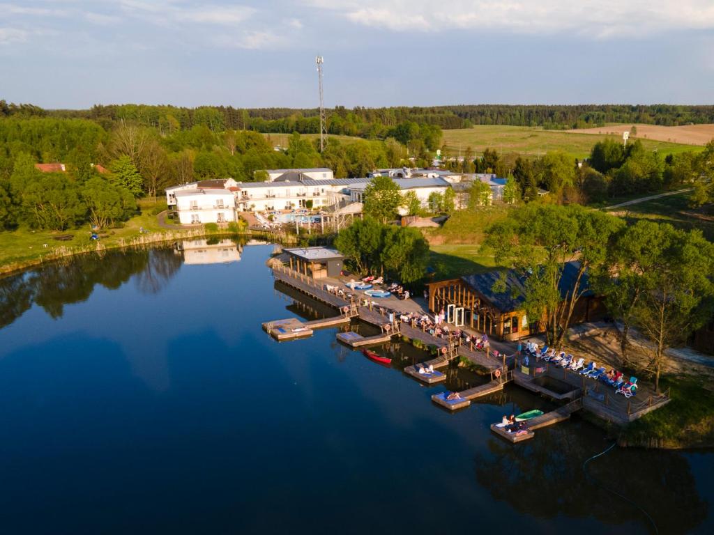 eine Luftansicht eines Resorts auf einem Fluss in der Unterkunft Hotel Azzun Orient SPA&Wellness in Kromerowo