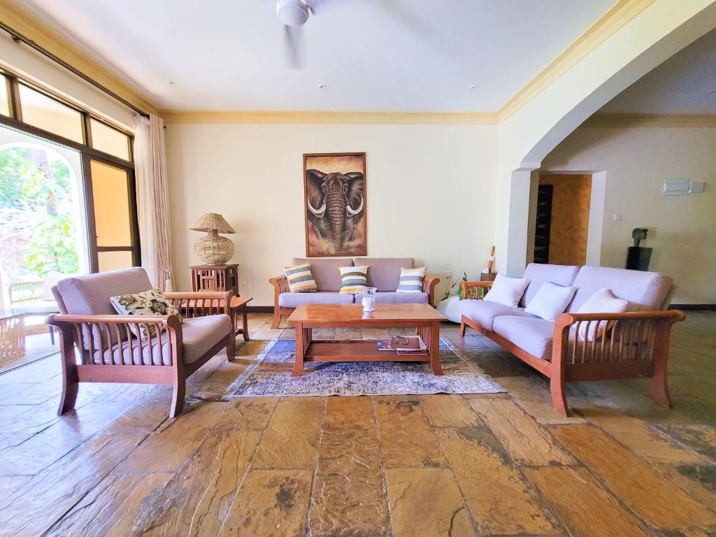 - un salon avec deux canapés et une table dans l'établissement Elegant & Peaceful Apartment, à Galu