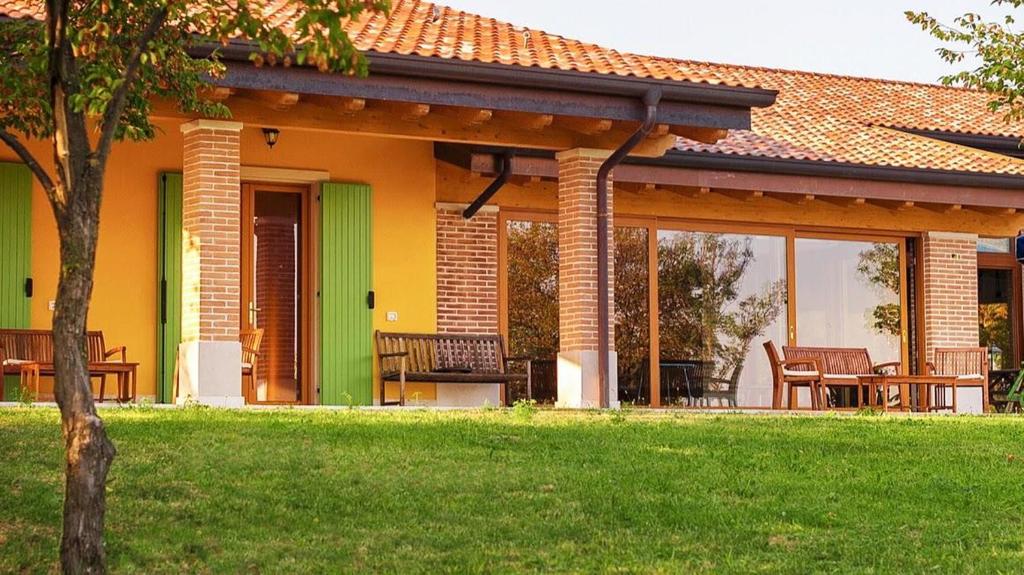 una casa con un verde e un giallo di Agriturismo il Porcellino a Quinto di Valpantena