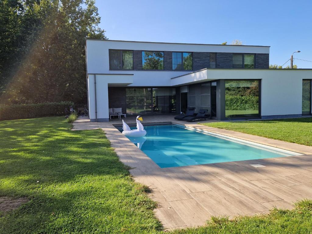 a house with a swimming pool in the yard at Volledige gezinswoning te huur in Mechelen