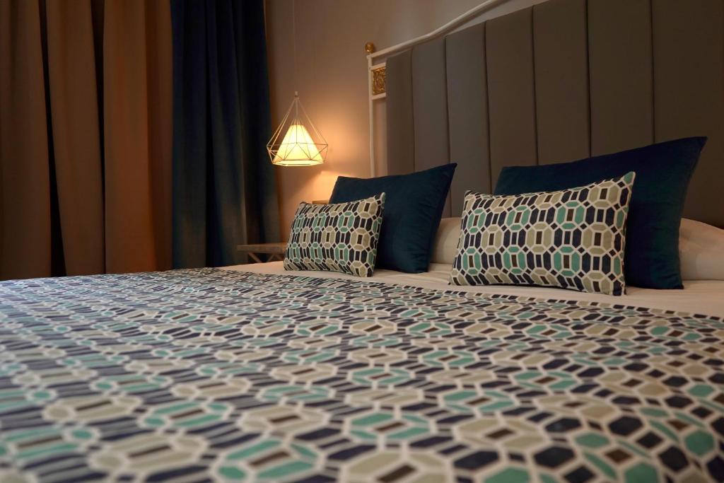 Postel nebo postele na pokoji v ubytování Suites Hôtel Les Charmilles & Spa