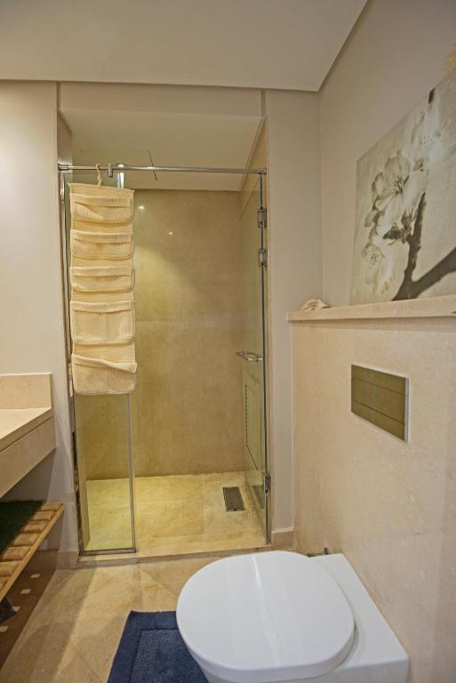 Koupelna v ubytování Ollystays Mangroovy 2 BR Beach and Pool Free access