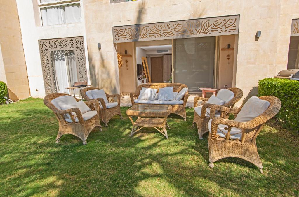 Posezení v ubytování Ollystays Mangroovy 2 BR Beach and Pool Free access