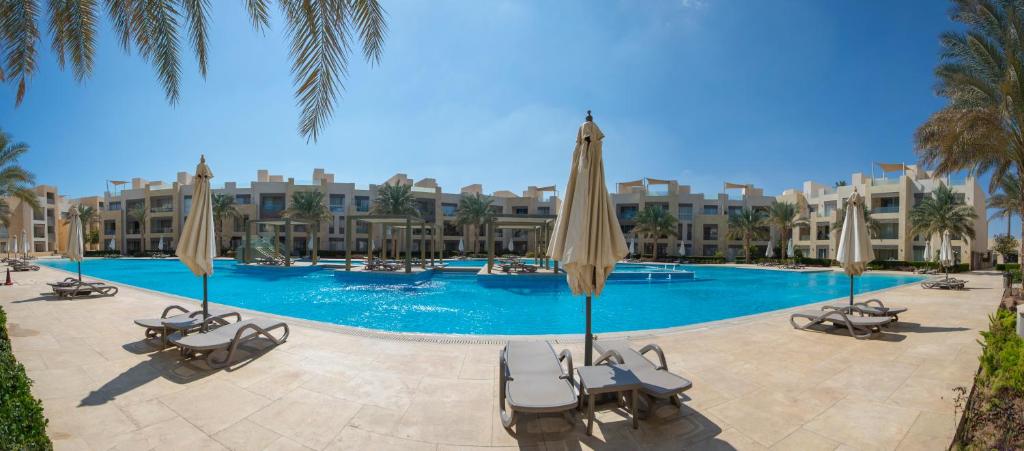 Bazén v ubytování Ollystays Mangroovy 2 BR Beach and Pool Free access nebo v jeho okolí