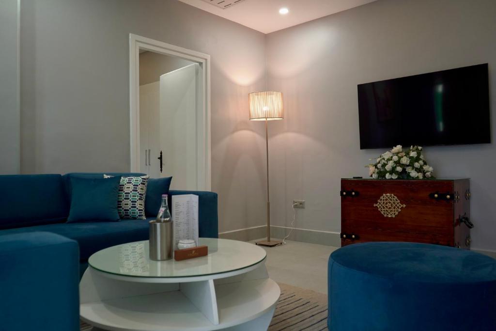 TV a/nebo společenská místnost v ubytování Suites Hôtel Les Charmilles & Spa