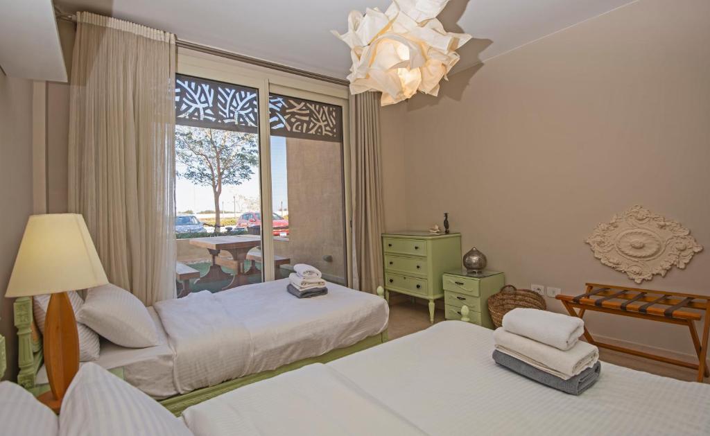 Postel nebo postele na pokoji v ubytování Ollystays Mangroovy 2 BR Beach and Pool Free access