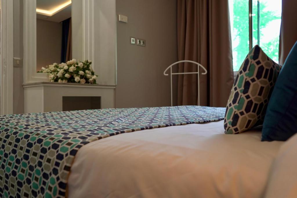 Postel nebo postele na pokoji v ubytování Suites Hôtel Les Charmilles & Spa