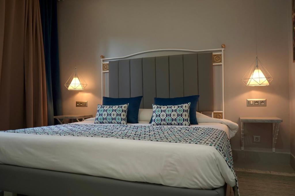 Postel nebo postele na pokoji v ubytování Suites Hôtel Les Charmilles & Spa