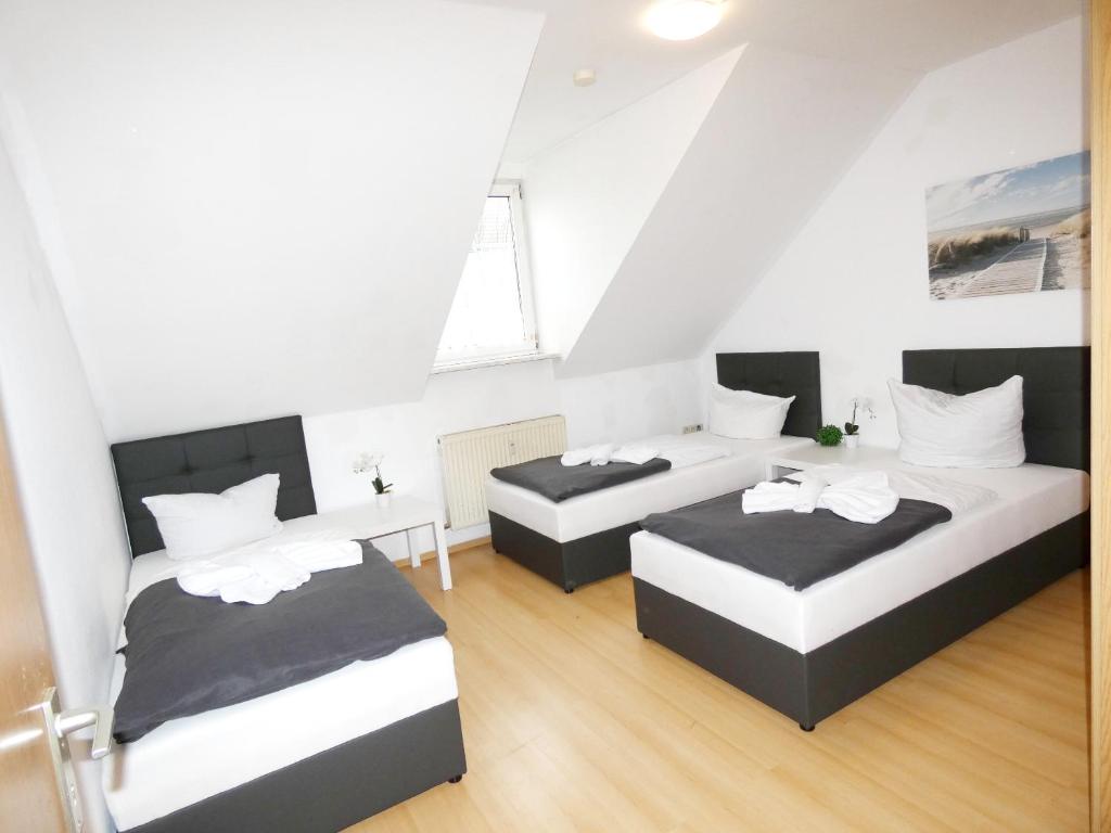 魏登的住宿－SUNNYHOME Monteurwohnungen und Apartments in Weiden，白色和黑色客房的两张床