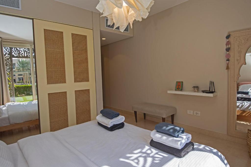 Postel nebo postele na pokoji v ubytování Ollystays Mangroovy 2 BR Beach and Pool Free access
