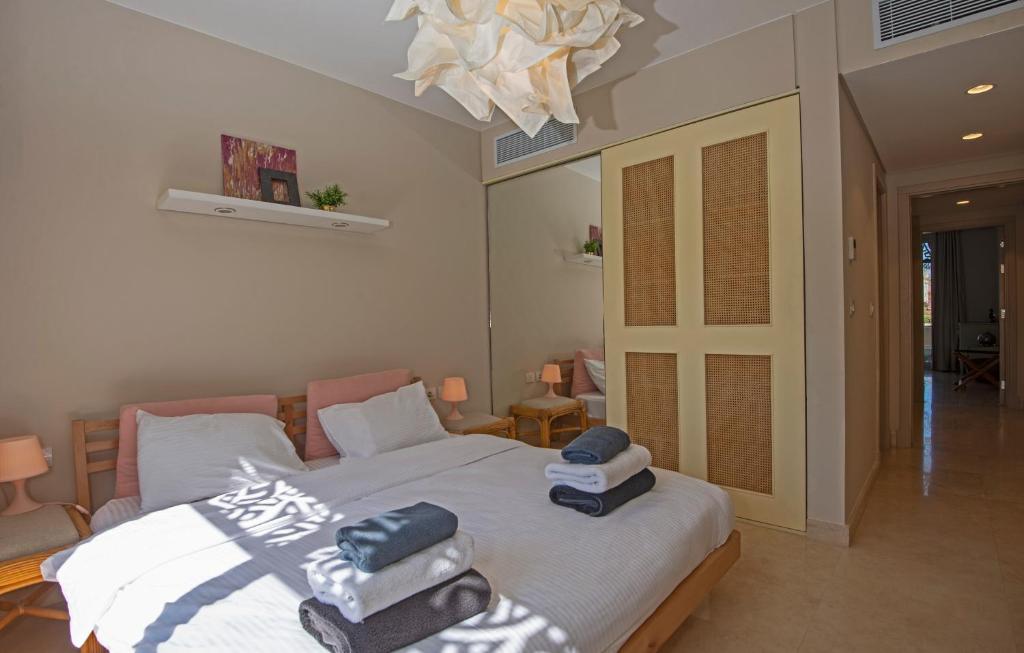 Postel nebo postele na pokoji v ubytování Ollystays Mangroovy 2 BR Beach and Pool Free access