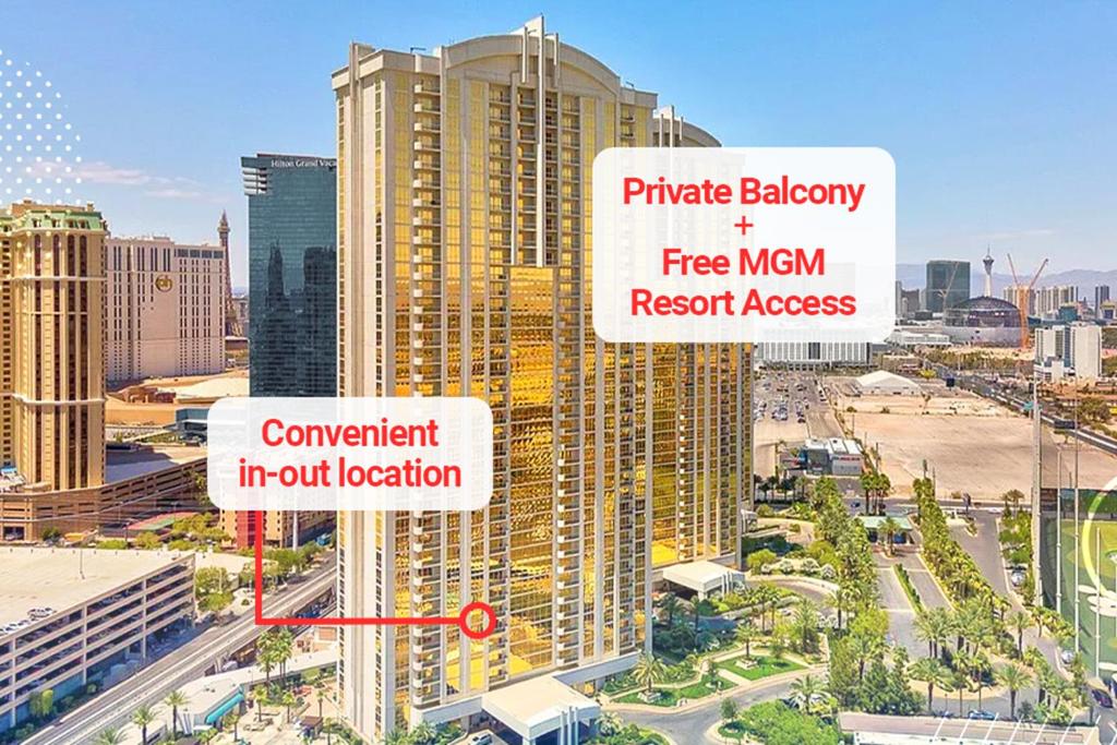 een weergave van een stad met gebouwen bij LADY LUCK'S VISTA - Private Balcony - Full Kitchen - Two Full Baths - Jetted Tub - Full MGM Grand Resort Access w No Resort Fee at MGM Signature in Las Vegas