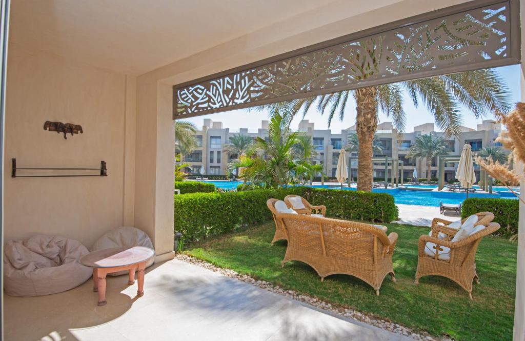 Bazén v ubytování Ollystays Mangroovy 2 BR Beach and Pool Free access nebo v jeho okolí
