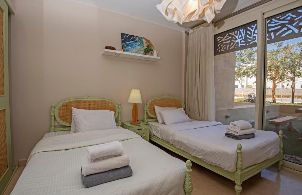Postel nebo postele na pokoji v ubytování Ollystays Mangroovy 2 BR Beach and Pool Free access