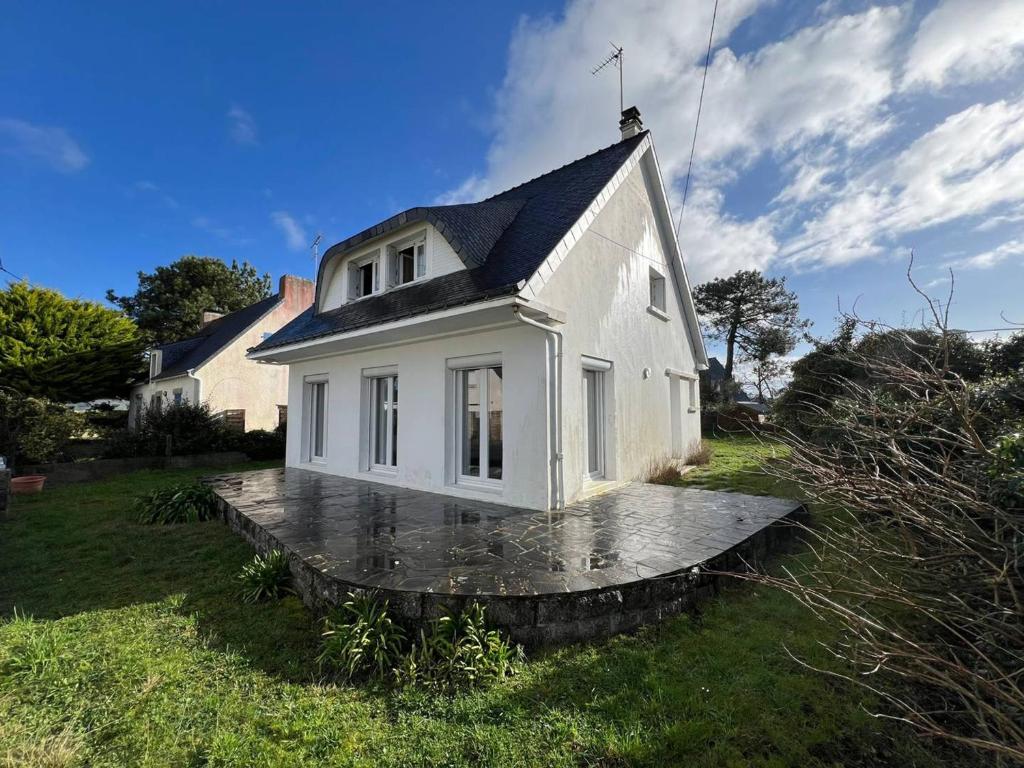 ein kleines weißes Haus auf einem Hof in der Unterkunft Maison Carnac, 5 pièces, 8 personnes - FR-1-377-60 in Carnac