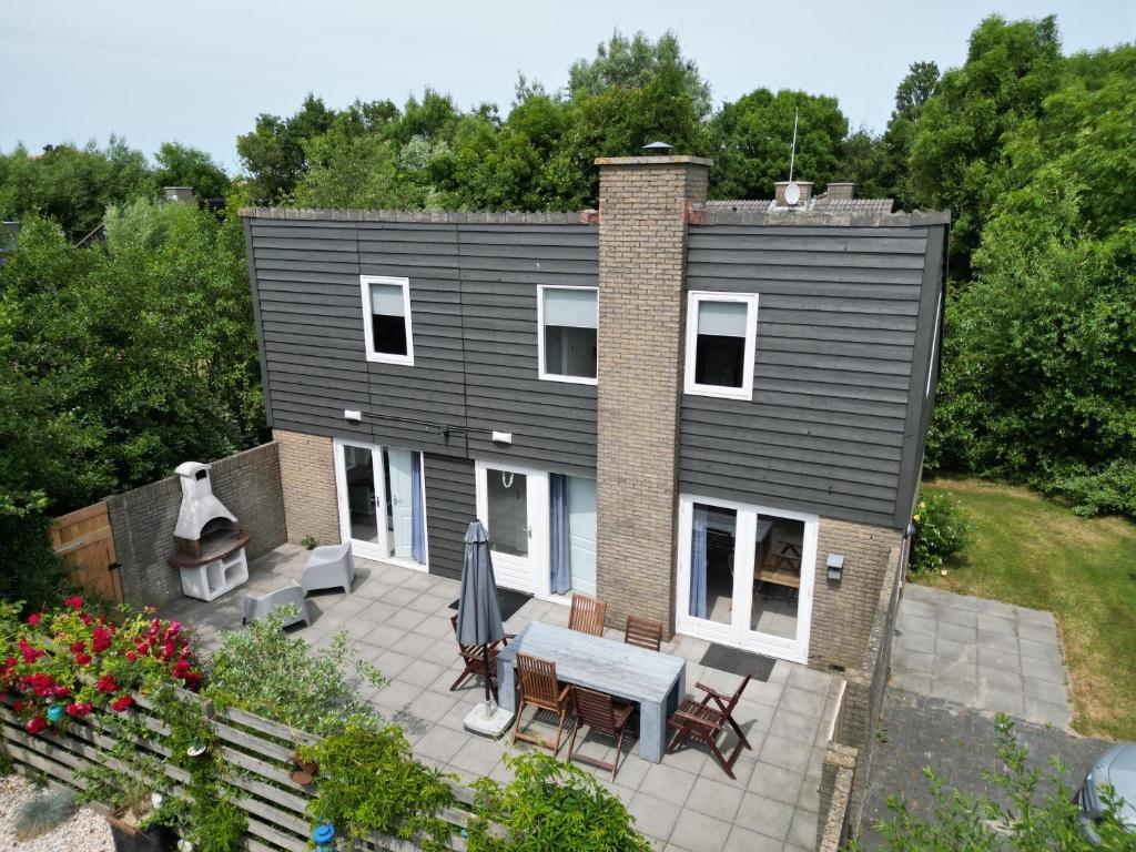 einem Luftblick auf ein Haus mit einer Terrasse in der Unterkunft Beach Life in De Cocksdorp