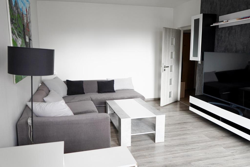 uma sala de estar com um sofá e uma mesa em Apartmán u Martina em Žilina