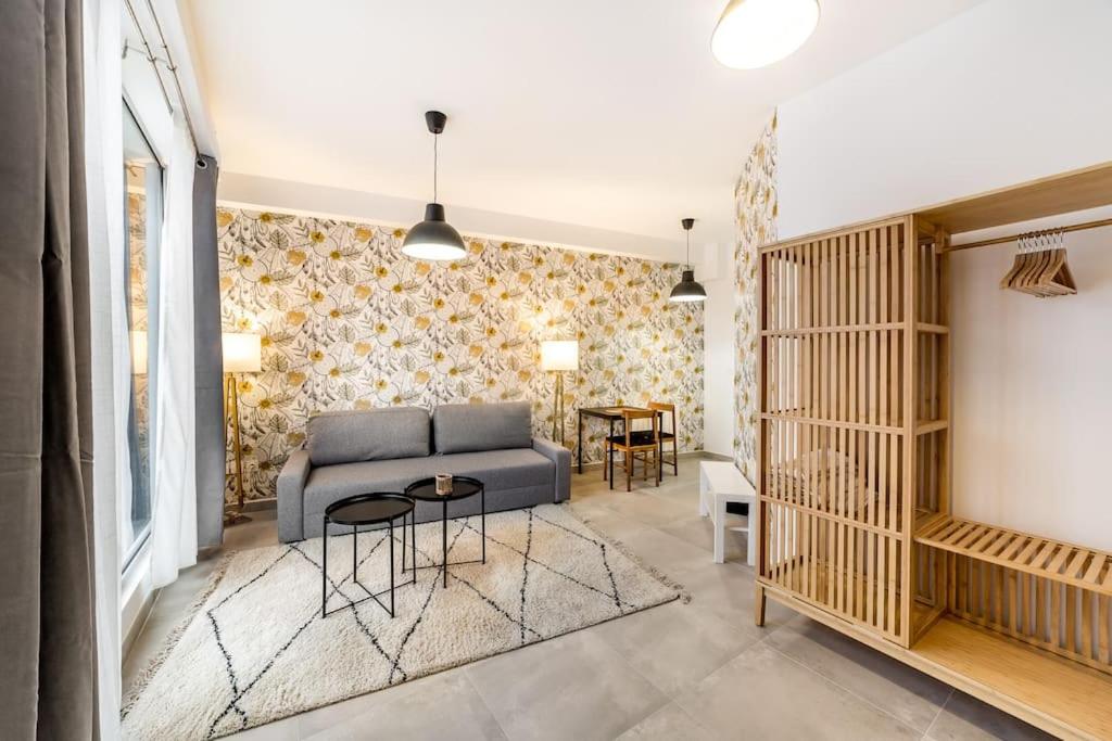 un salon avec un canapé et une table dans l'établissement Nouveau studio tout équipé Charbonnières les Bains, à Charbonnières-les-Bains
