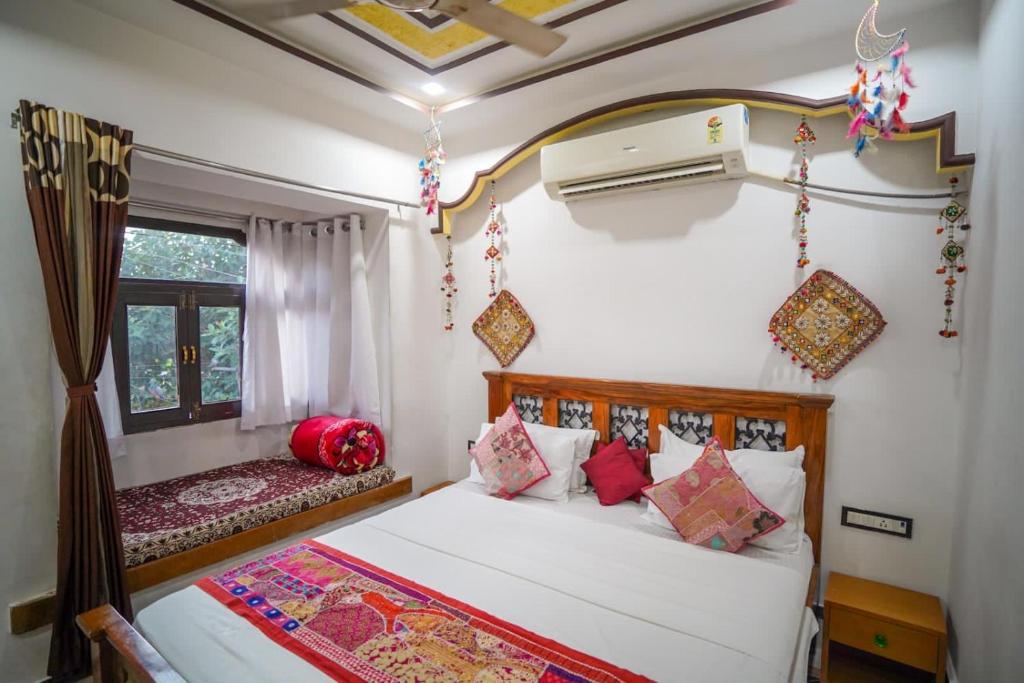 Postel nebo postele na pokoji v ubytování The Wanderlust Guest House & Safari