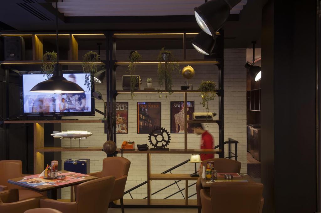 TV a/nebo společenská místnost v ubytování Plaza Hotel Beirut