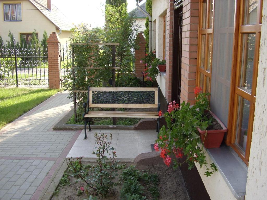 En hage utenfor Eszter Vendégház