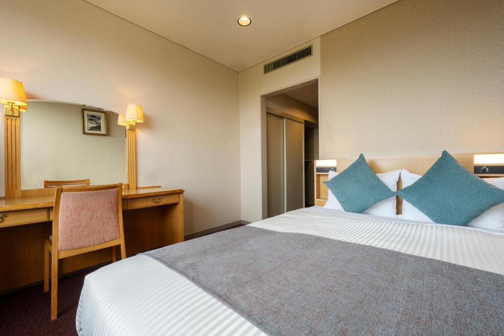 Postel nebo postele na pokoji v ubytování KAMENOI HOTEL Fukui