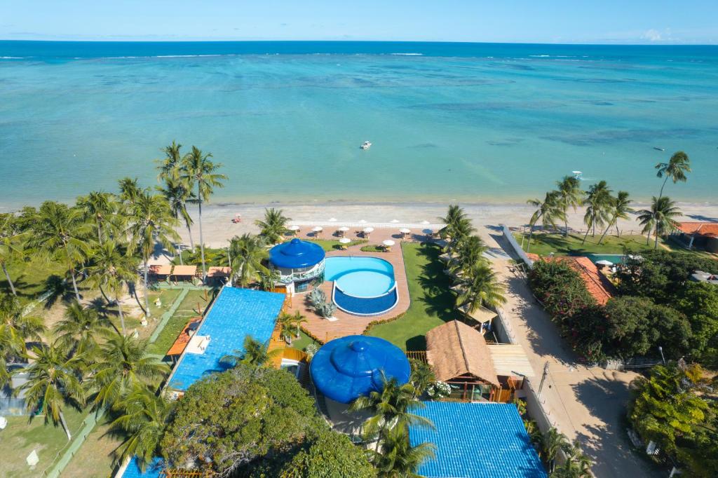 uma vista aérea de um resort com a praia em Pousada Mansão da Costa em Maragogi