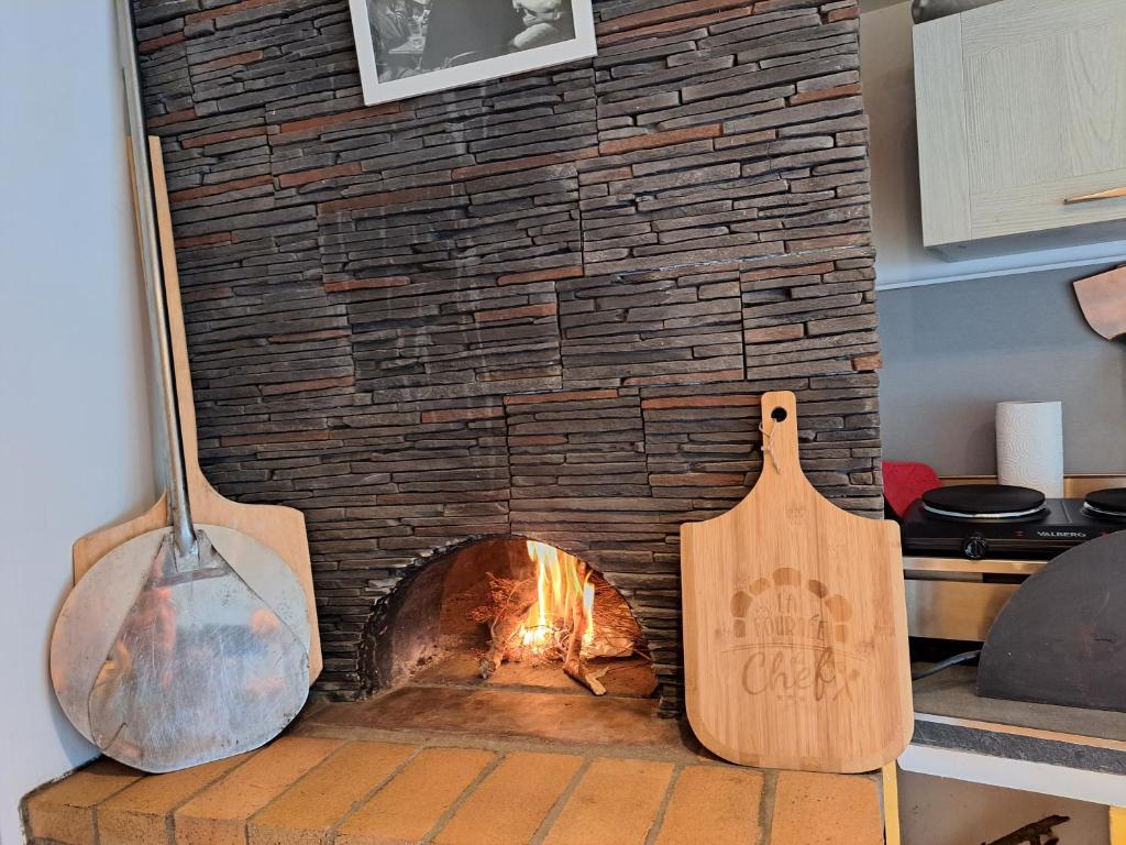 einen gemauerten Kamin mit Kamin in der Unterkunft Sous le soleil in Bandol