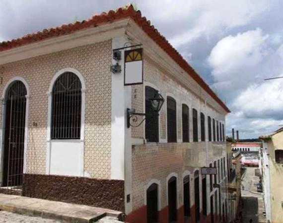 um edifício com um relógio na lateral em Pousada Catarina Mina em São Luís