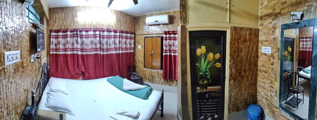 STAYMAKER Bharadwaj Inn - Beside Adyapeath Mandir - Hizvo
