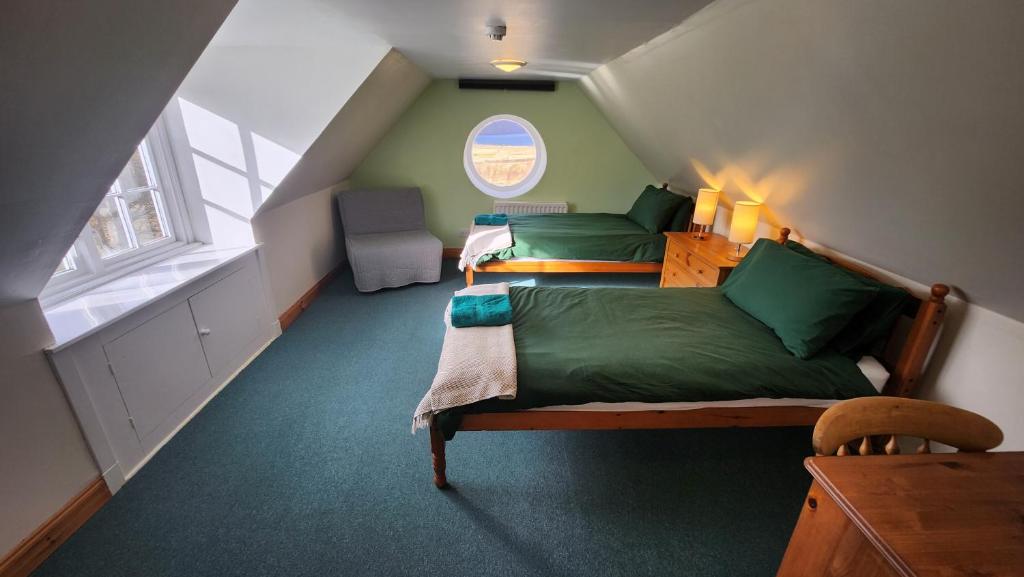 Postel nebo postele na pokoji v ubytování Inchnadamph Explorers Lodge