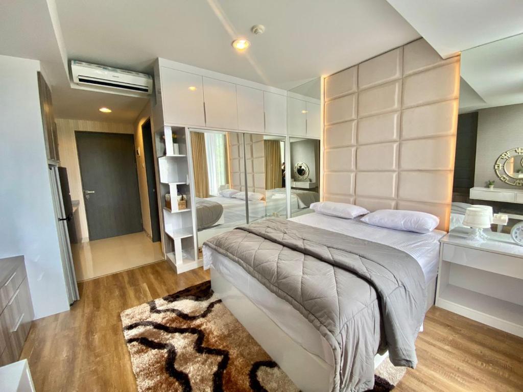 a bedroom with a large bed and a bathroom at Skylounge Balikpapan by Wika Realty in Sepinggang-besar
