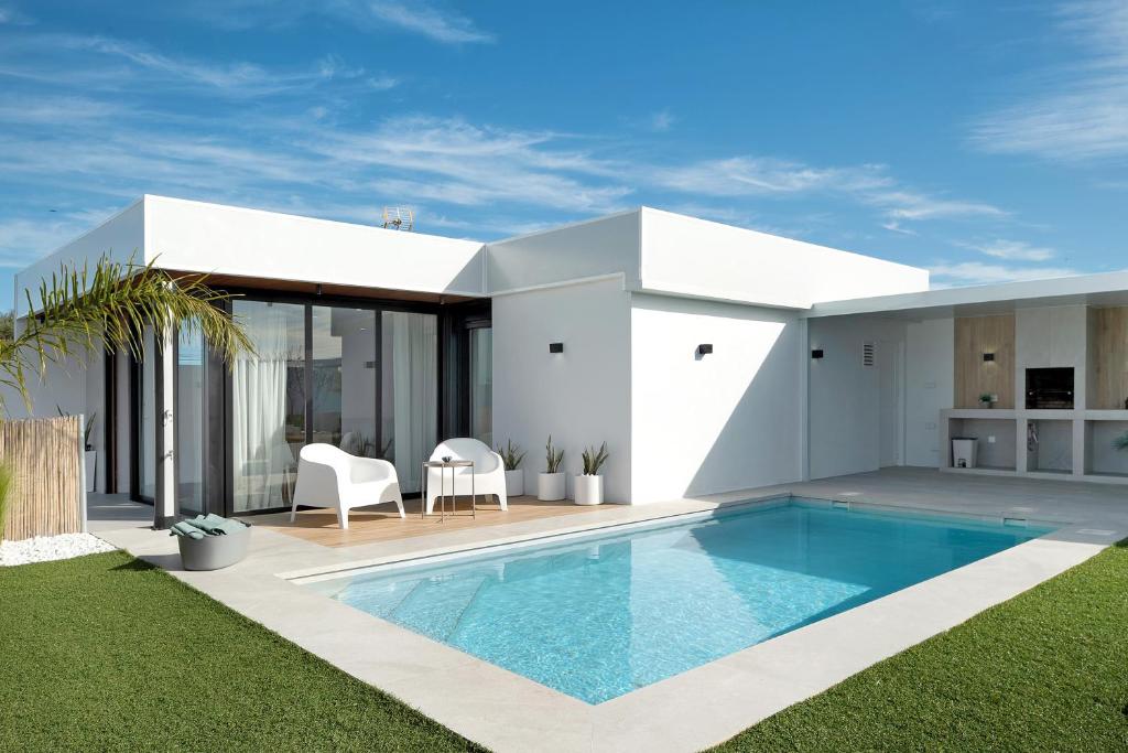 una imagen de una casa con piscina en Casa Adriana, en Conil de la Frontera