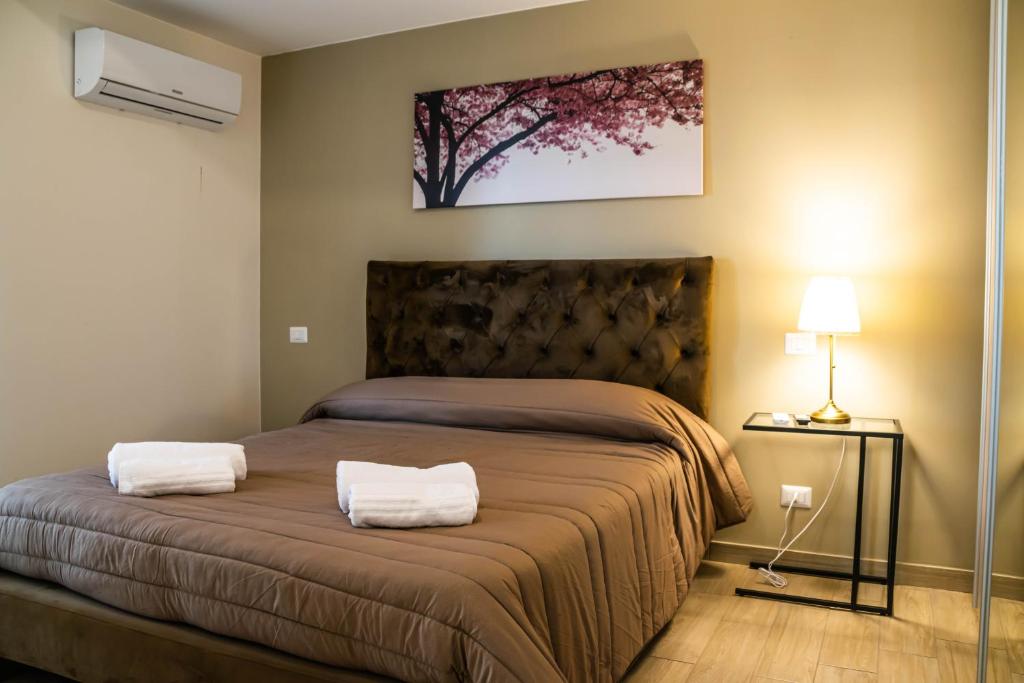 a bedroom with a bed with two white towels on it at A Casa Vostra in Aragona