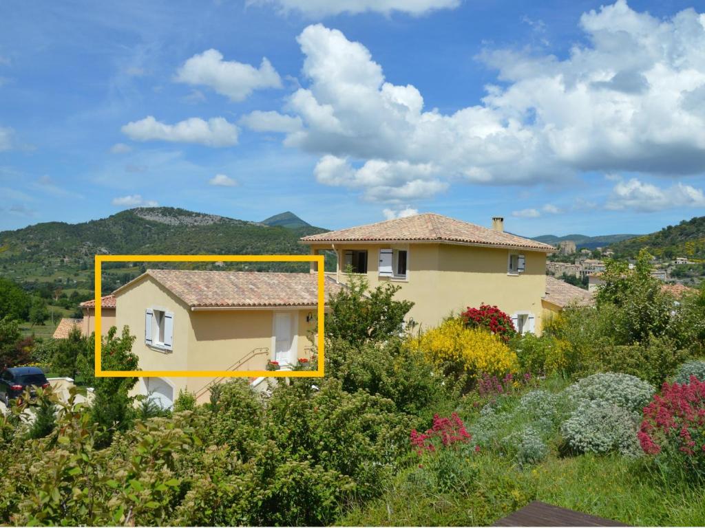 uma casa amarela com um espelho na lateral em Villa Fleury Appartement em Montbrun-les-Bains