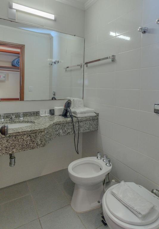 Um banheiro em Lizon Curitiba Hotel