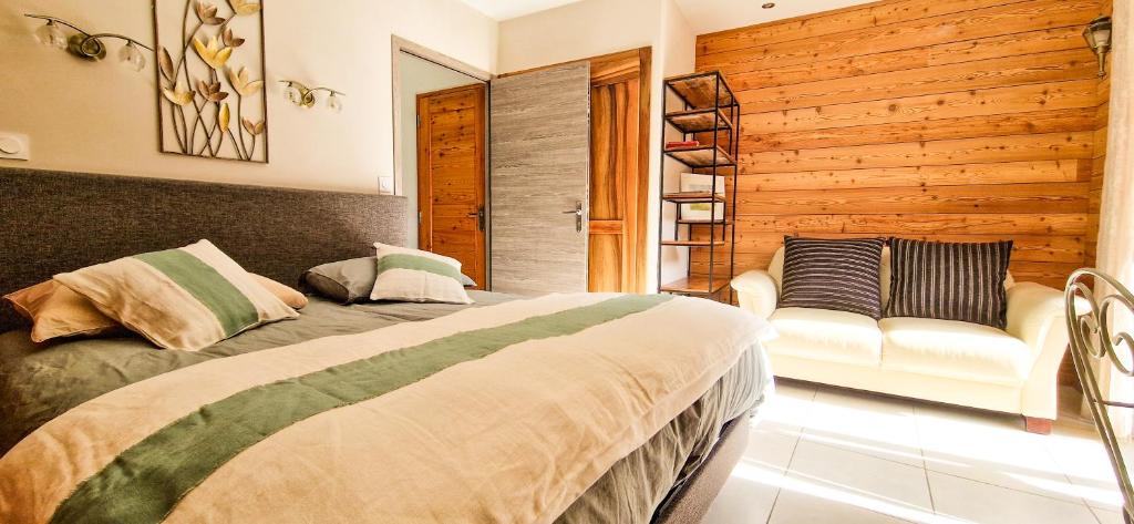 Postel nebo postele na pokoji v ubytování Les Clarines Perceneige - Chambre d'Hôtes Vue Sur Montagne & SPA