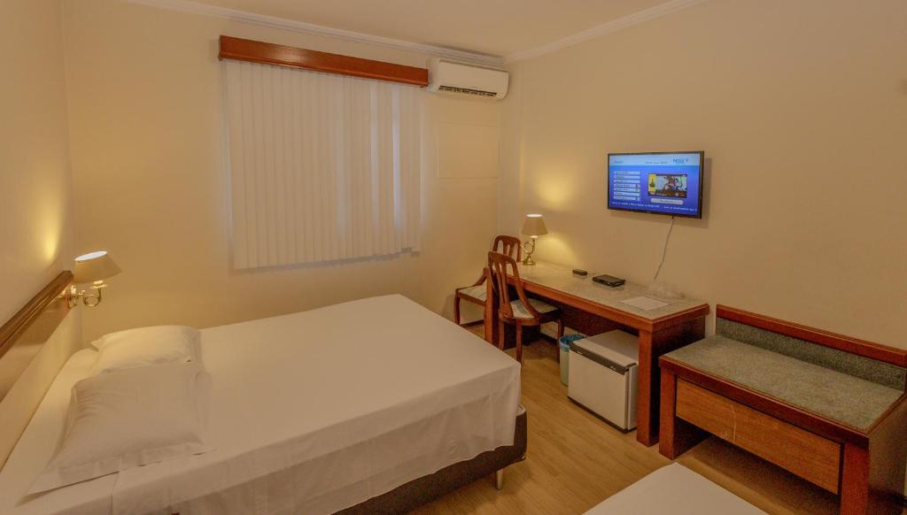 Cama ou camas em um quarto em Lizon Curitiba Hotel