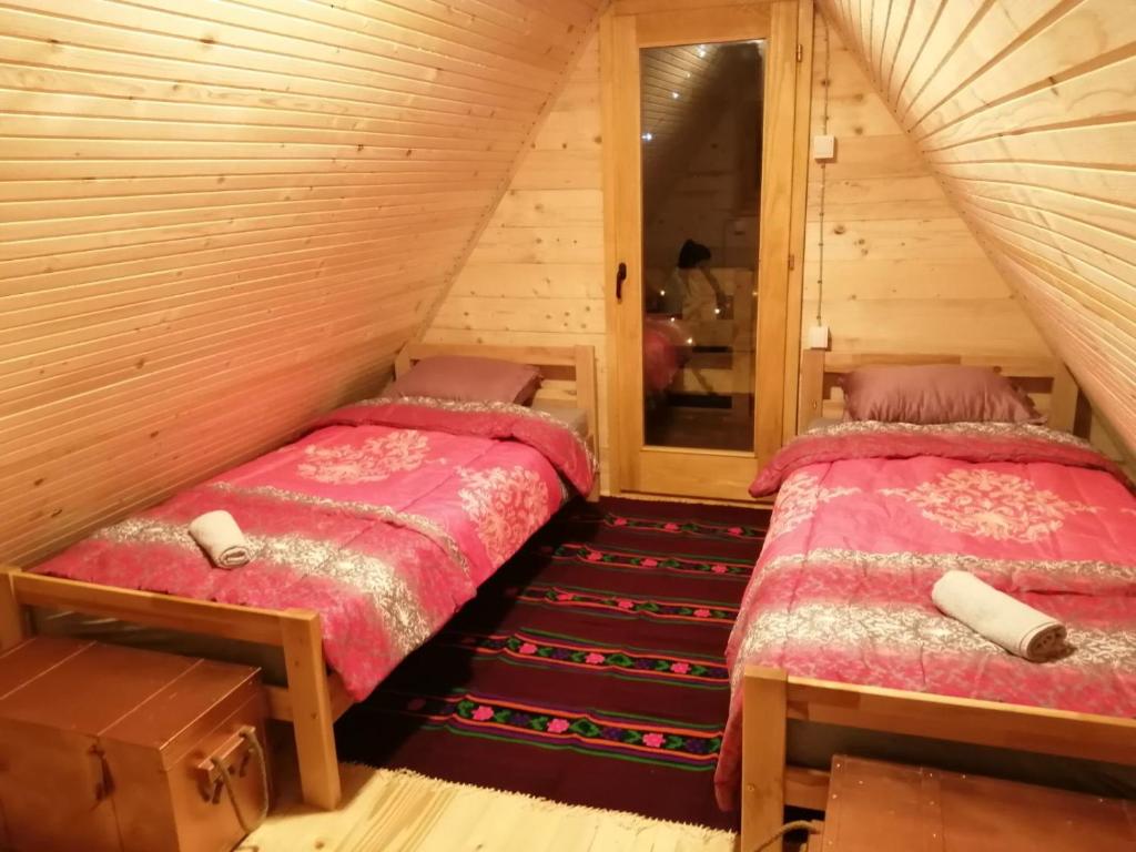 Un pat sau paturi într-o cameră la Taćina i Dokina kolibica