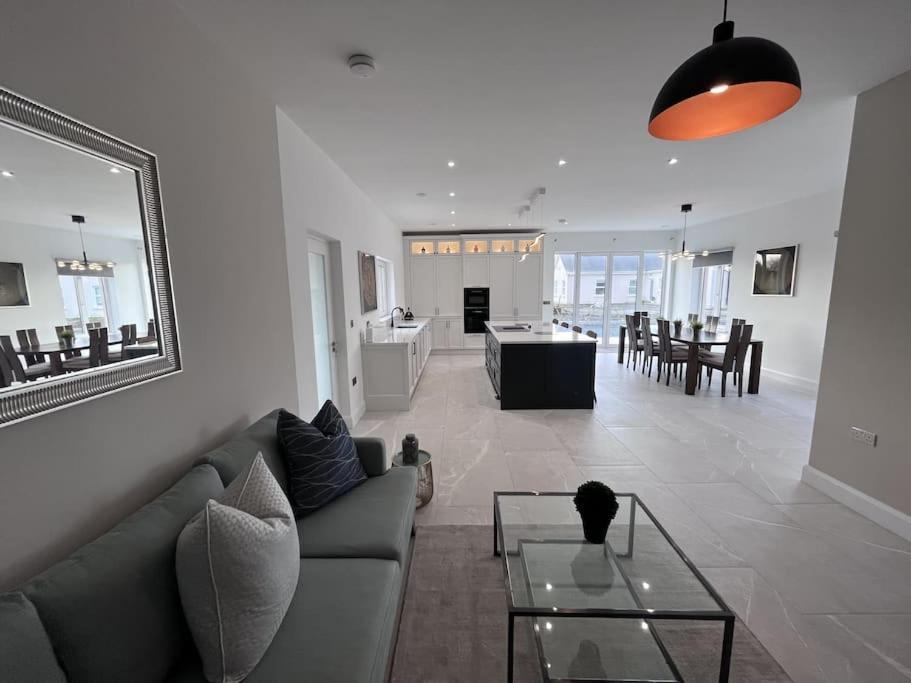 Istumisnurk majutusasutuses Modern Dunboyne Home