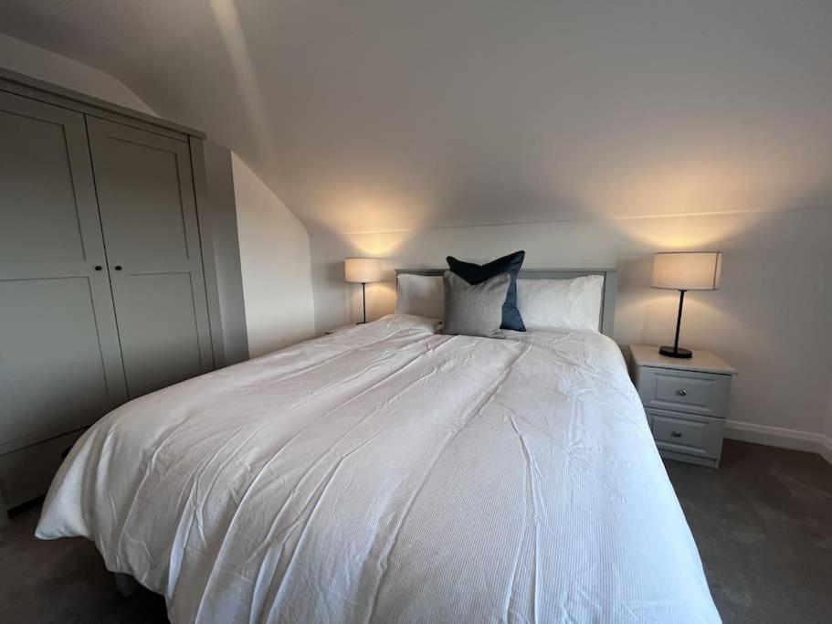 Voodi või voodid majutusasutuse Modern Dunboyne Home toas