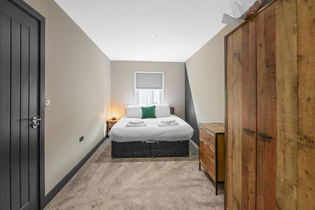 um pequeno quarto com uma cama e uma cómoda em Wiverton Apt #3 - Central Location - Free Parking, Fast WiFi and Smart TV by Yoko Property em Nottingham